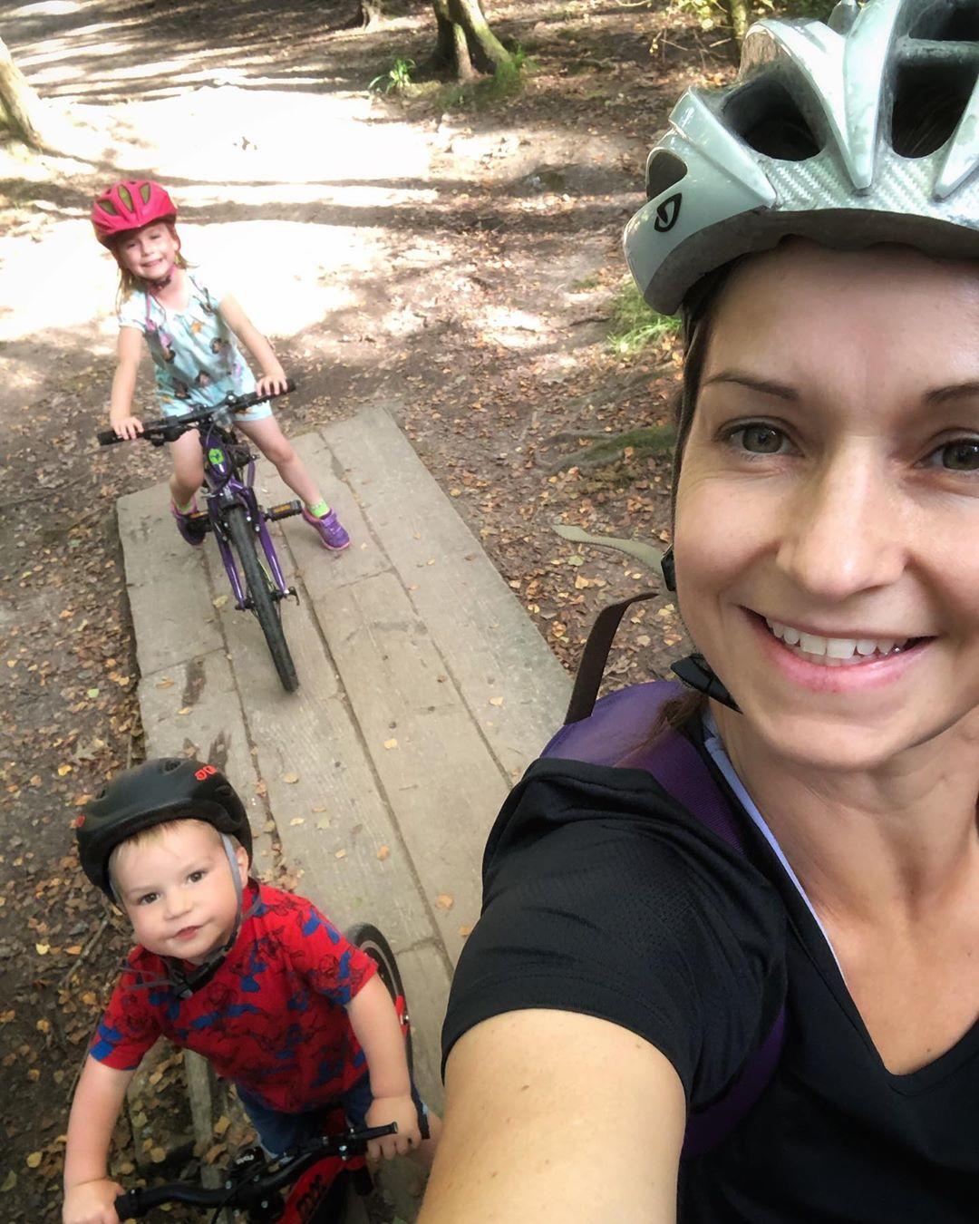 family selfie of a mum and her 2 children on their bikes behind her instagram handle fitmummyhappymummy